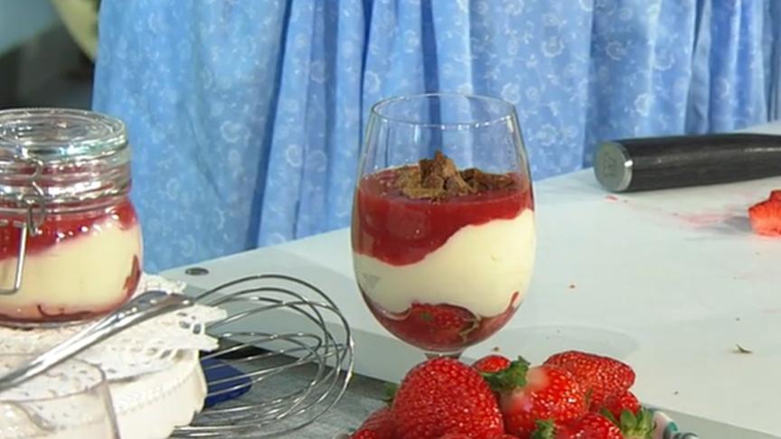 © ORF Weiße Schokoladencreme mit marinierten Erdbeeren und Krokant im Glas