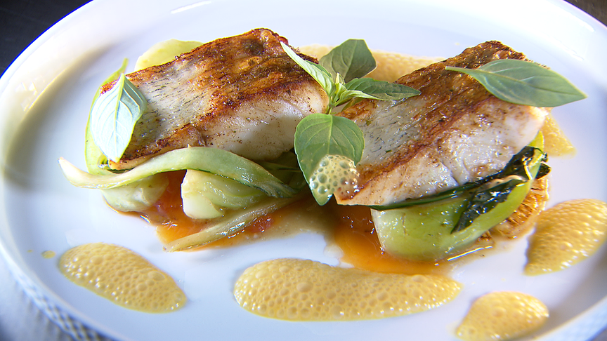 Zanderfilet auf Ananas, Pak Choi, Tomatenmarmelade und Curryschaum