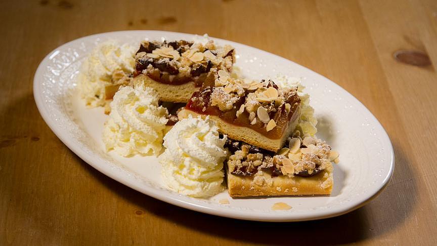 © ORF / Interspot Zwetschken-Topfen-Kuchen mit Streusel