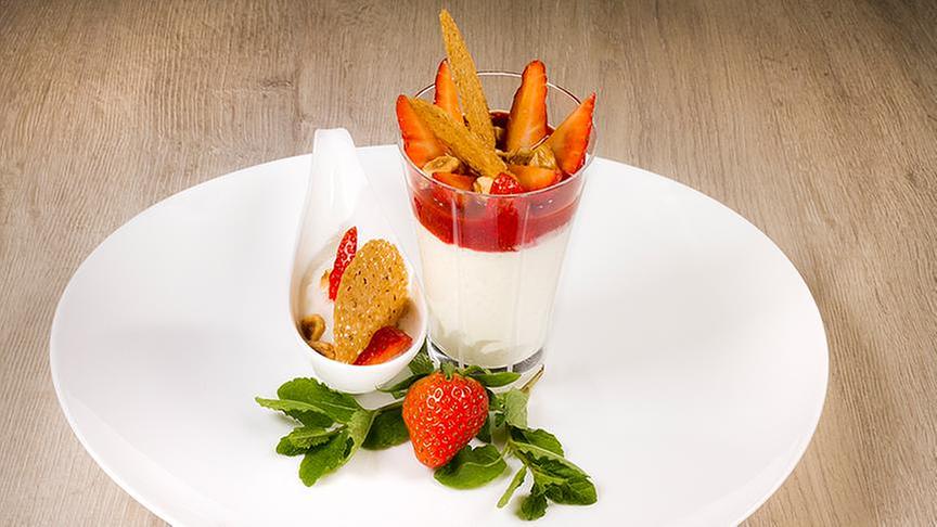 © Interspot Griesflammeri mit Holler und Erdbeeren.