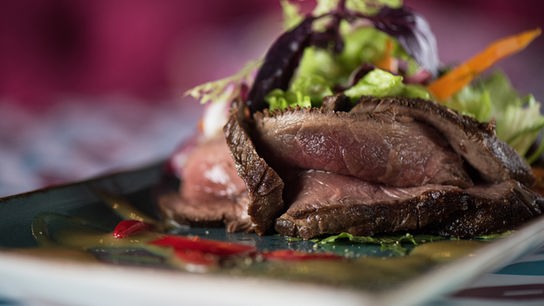 © Colourbox (Beispielfoto) Sauerer Rindfleischsalat. (Beispielfoto)