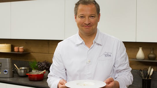 Andreas Döllerer präsentiert seine Almkäsesuppe