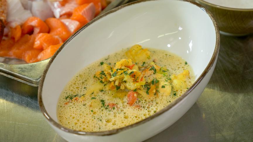 © ORF/Satel Film/Eckehard Braun Valentin Bargehrs „Signature dish“, die Fischsuppe, im berühmten „Rössle“ in Braz, am Eingang des Klostertals.