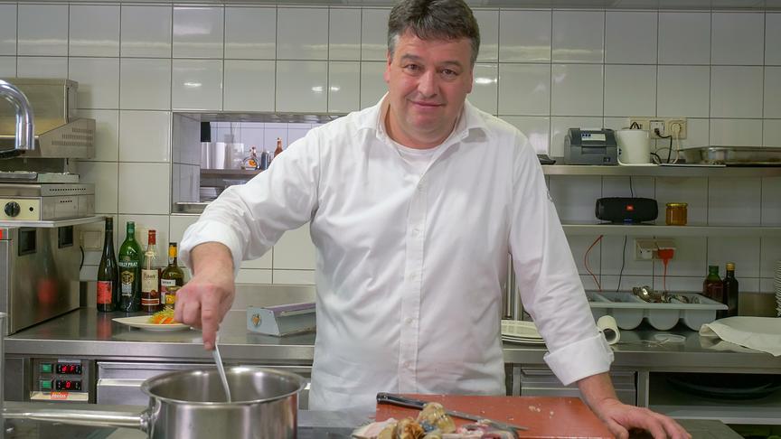 © Valentin Bargehr - Küchenchef und Wirt im berühmten „Rössle“ in Braz, am Eingang des Klostertals. (ORF/Satel Film/Eckehard Braun) Valentin Bargehr - Küchenchef und Wirt im berühmten „Rössle“ in Braz, am Eingang des Klostertals.