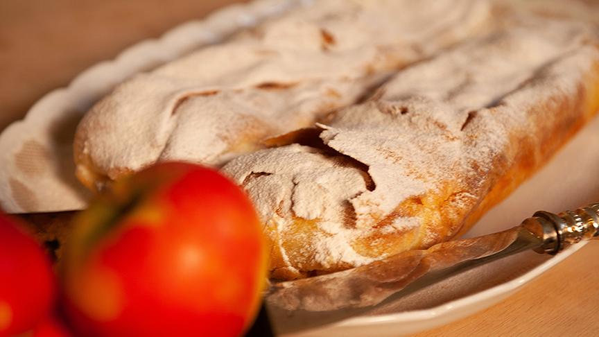 © ORF/Satel Film/Katharina Heigl Im Bild: Topfenstrudel mit Marillen nach dem Rezept von Christine Saahs.