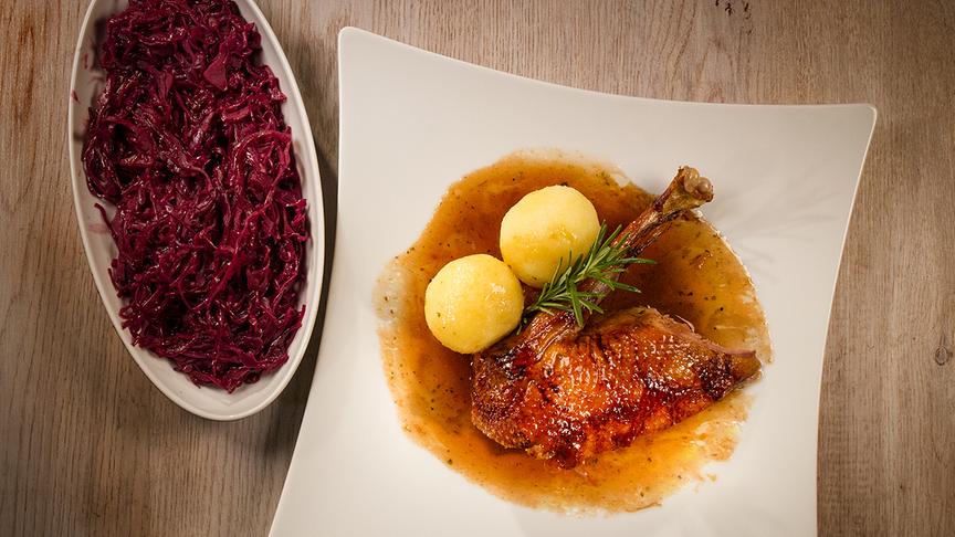 © Interspot Martinigansl mit Rotkraut und Erdäpfelknödeln.