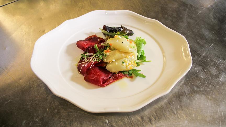 Im Bild: Bresaola mit Spargel.