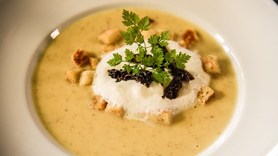 © ORF/Produktion West/Gerhard Mader Erdäpfelcremesuppe mit Morcheln.