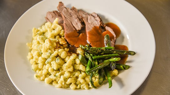 © ORF/Produktion West/Gerhard Mader Frischlingsschlögel mit Gemüsesauce und Bärlauchnockerl