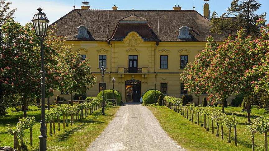 © ORF/Produktion West/Gerhard Mader Schloss Eckartsau im Frühling.