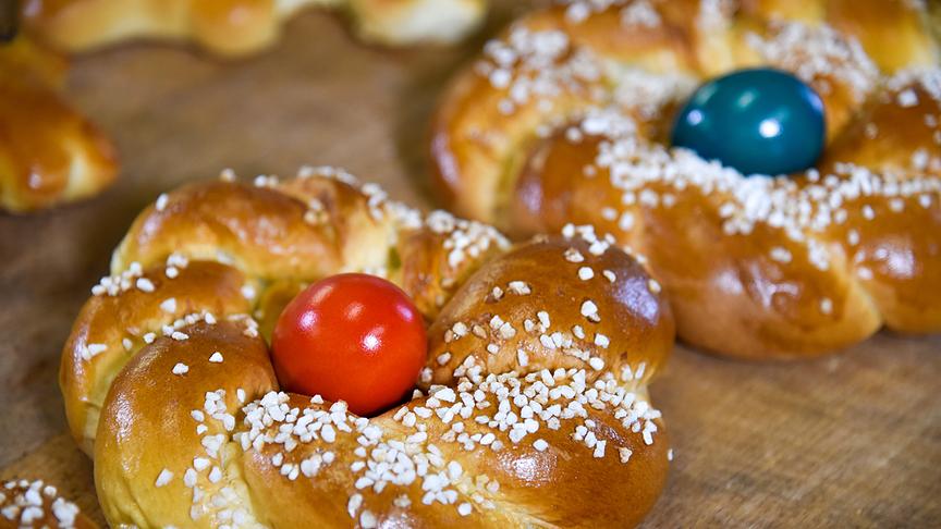 Im Bild: Osterstriezelkranz.