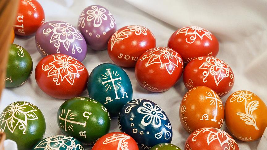 Im Bild: gravierte Ostereier.