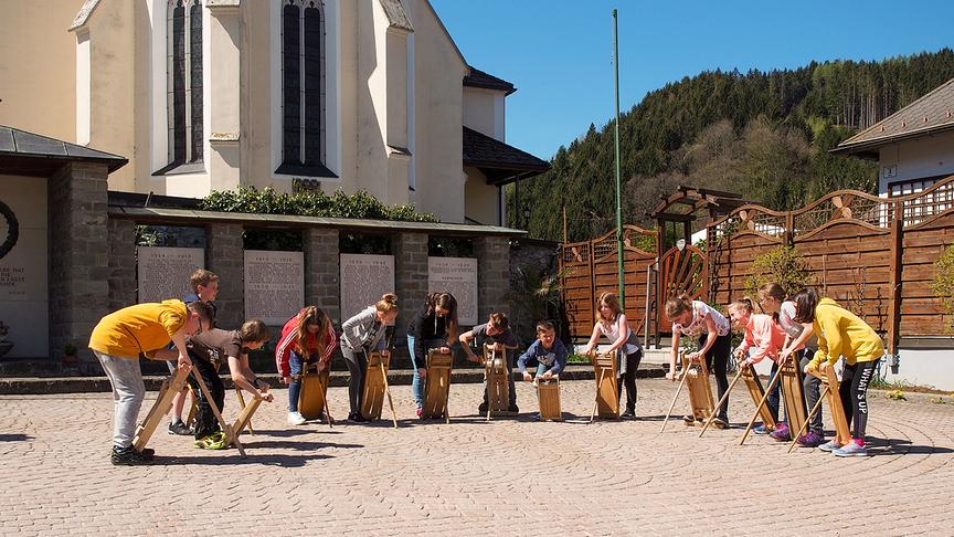 Im Bild: Kinder gehen am Gründonnerstag "Ratschen" in Frankenfels.
