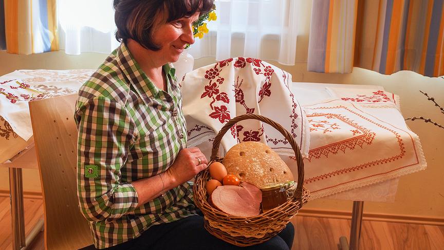 Im Bild: gestrickte Weihtücher für den Osterkorb.