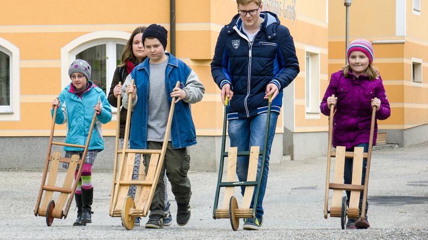 Im Bild: Ratschenkinder.