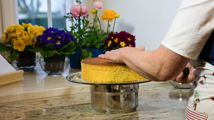 Im Bild: Zubereitung der Frühlingstorte.