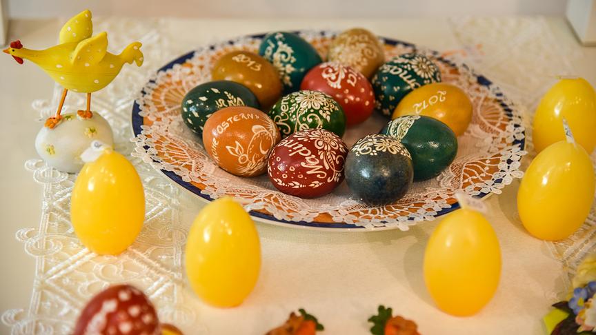 Im Bild: Bemalte Ostereier und Kerzen in Eierform aus Schwaz.