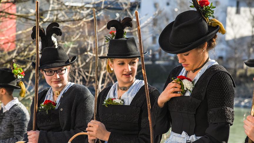 Im Bild: Die Frauen richten noch ihre Tracht zurrecht.