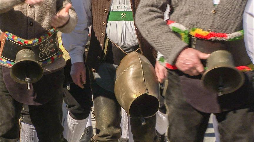 Im Bild: Die Frauen richten noch ihre Tracht zurrecht.