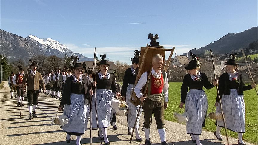 Im Bild: Der Verein am Weg über die Felder von Hof zu Hof beim Grasausläuten.