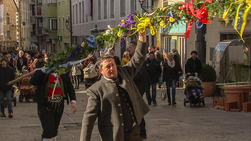 Im Bild: Große Palmbuschen getragen von zwei Personen.