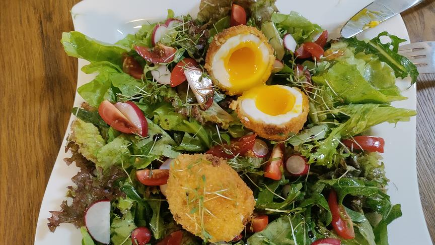 Gebackene Eier auf eigenem Blattsalat. (Manuela Bauer)