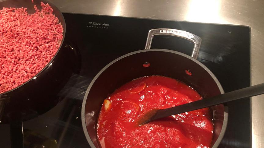 © Marc Pircher Marc Pircher beim Spaghettikochen