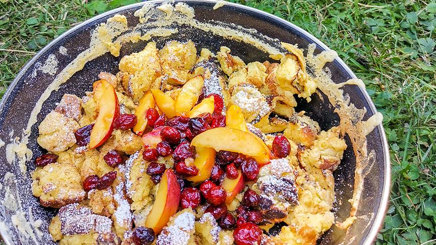 Kaiserschmarrn mit Cranberry und Pfirsich: Nach dem Wandern im Sommer ist das herrlichste Gericht ein Kaiserschmarrn mit saisonalen Obst. Dieses Mal mit karamellisierten Cranberries und Pfirsich.