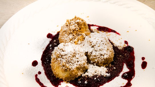© Interspot Grießknödel mit Butterbrösel und Rumtopfbeeren