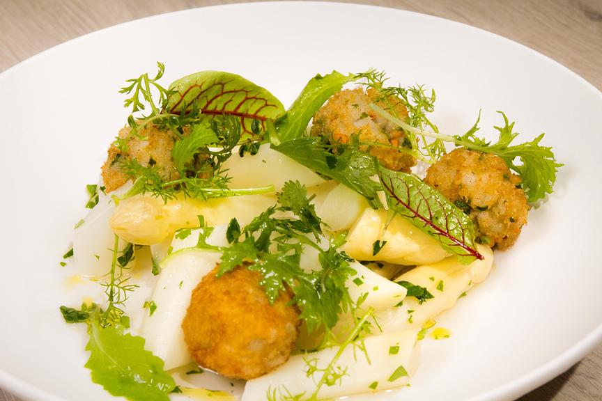 © Interspot Lauwarm marinierter Spargel mit Buchweizen-Bällchen und Scampi-Bällchen
