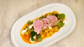 Erdäpfelgulasch mit pochiertem Schweinsfilet & Sauerrahm