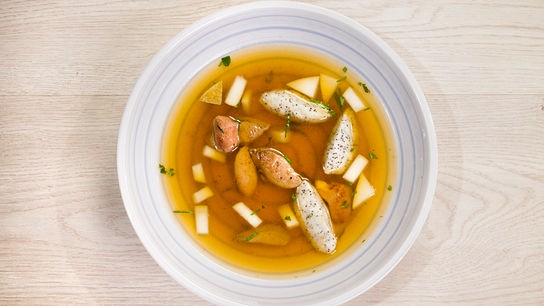 © Interspot Klare Ganslsuppe, Birnen, Mohngrießnockerl
