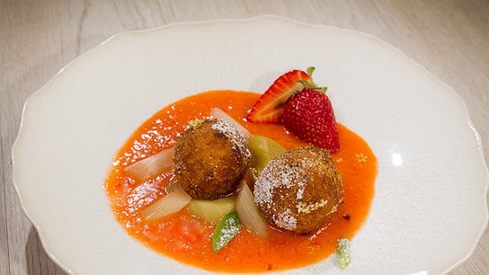 © Interspot Gebackene Risottoknödel mit Erdbeer-Rhabarber