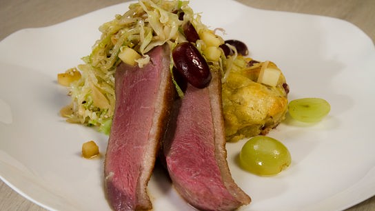 © Interspot Glacierte Gänsebrust mit Apfel-Trauben-Kraut und Briocheauflauf