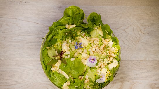 Kopfsalat im Ganzen mit Zucchinivinaigrette, gerösteten Mandeln & Currysauerrahm