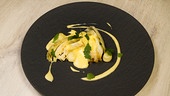 Geschmorter Krautkopf, Kümmel-Speck-Hollandaise, Erdäpfelpüree