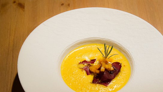 © Interspot Kürbis-Ingwer-Suppe mit Ziegenkäse, Hirschschinken & Camelinaöl