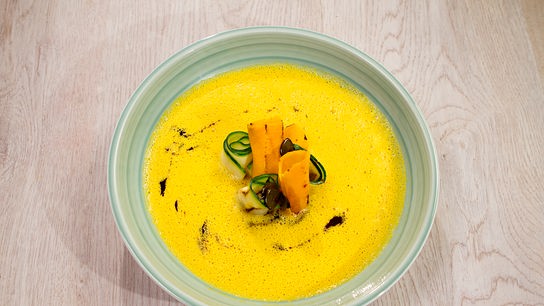 © Interspot Kürbisschaumsuppe, Zucchini-Kürbisröllchen