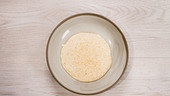 Offene Ravioli vom Bergkäse, Schwarzbrot 
