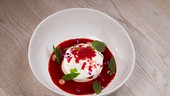 Panna cotta mit Ribiseln, Joghurt & Kräutern