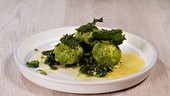 Spinat-Brennnessel-Knödel, braune Butter, Parmesan