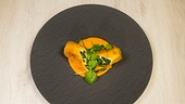 Gebackene Spinat-Ricotta-Palatschinke, Tomatensauce