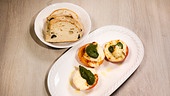 Überbackene Paradeiser, Kräuterpesto, Ciabatta 