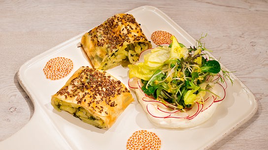 Wiesenkräuter-Strudel mit Radieschen-Salat