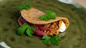 Pulled Pork im Sauerteig-Wrap mit Senf und fermentierten Rotkraut