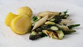 Geröstetes Trio vom Spargel mit Heurigen