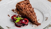 Schokoladenkuchen mit glasierten Kirschen