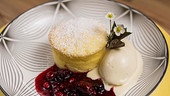 Soufflé und Eis vom Topfen