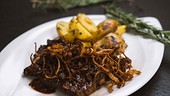 Zwiebelrostbraten mit Rosmarinkartoffeln und Zwiebelringen