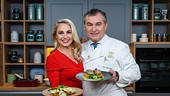 Im Bild: Silvia Schneider, Toni Mörwald („Salat von Ochsenherzparadeiser mit Junglauch, Schnittlauch & Brokkoli im Weinteig“ und „Wiener Kochsalat mit Stampferdäpfeln und Cafe de Paris Butter an Erbsen Lungenbraten“).